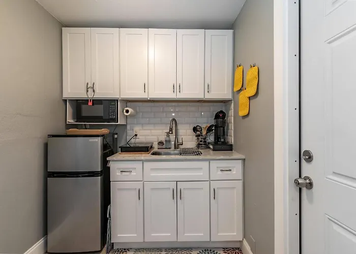Cozy Comfy Studio With Full Sofa Bed And Kitchenette