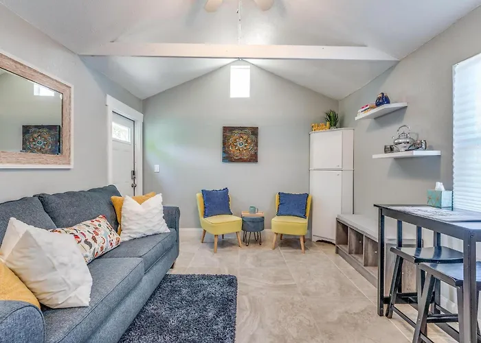 Cozy Comfy Studio With Full Sofa Bed And Kitchenette